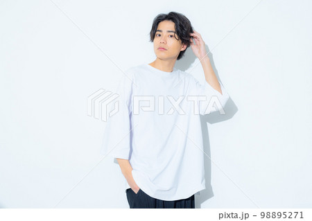 白いTシャツの男性　20代 98895271