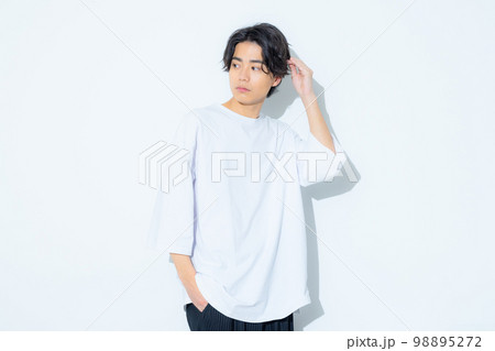 白いTシャツの男性 20代 白いTシャツの男性 20代 98895272