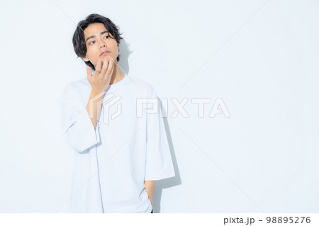 白いTシャツの男性　20代 98895276