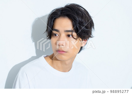 白いTシャツの男性　20代 98895277