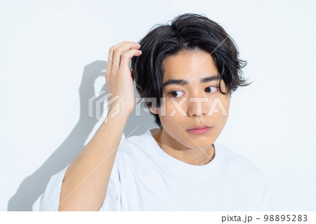 白いTシャツの男性　20代 98895283