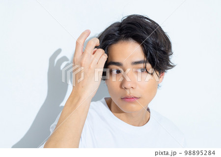 白いTシャツの男性 20代 白いTシャツの男性 20代 98895284