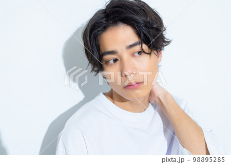 白いTシャツの男性 20代 白いTシャツの男性 20代 98895285