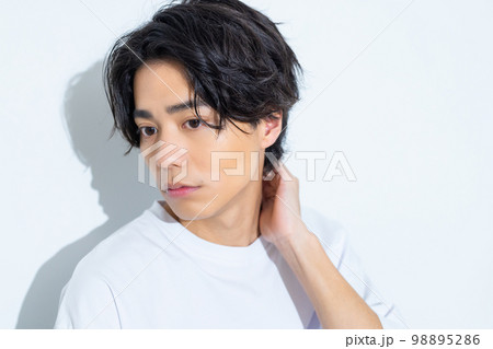 白いTシャツの男性 20代 白いTシャツの男性 20代 98895286