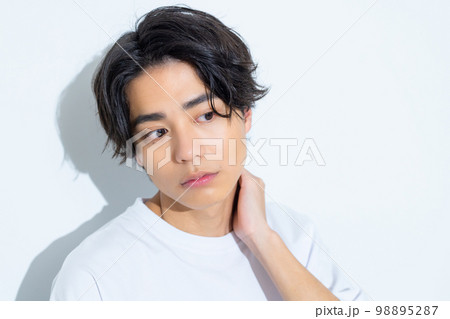 白いTシャツの男性　20代 98895287