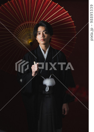 紋付袴の男性　番傘 98895339