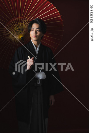 紋付袴の男性　番傘 98895340