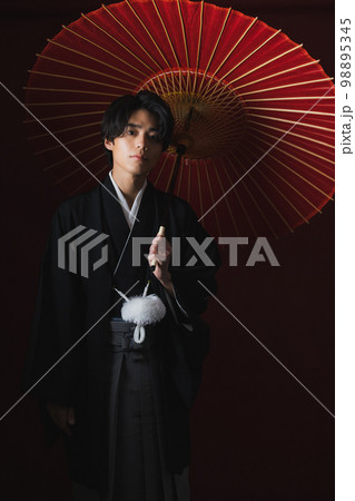 紋付袴の男性　番傘 98895345