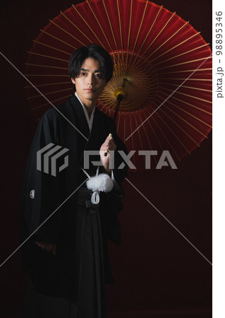紋付袴の男性 番傘 紋付袴の男性 番傘 98895346