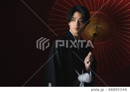 紋付袴の男性 番傘 紋付袴の男性 番傘 98895349