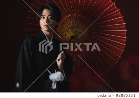 紋付袴の男性　番傘 98895351