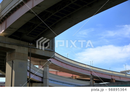 三郷ジャンクションの高架道路 98895364