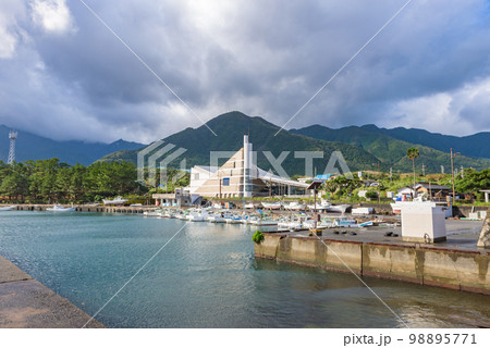 屋久島の風景　宮之浦港 98895771