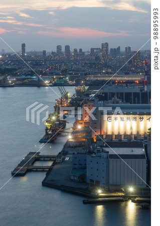 千葉港から幕張方面の夕暮時写真 98895993