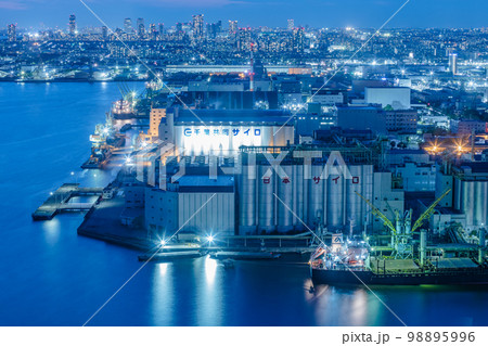 千葉港から輝く夜景の風景 98895996