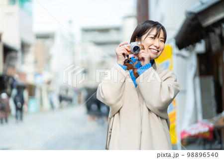 女性、旅行、観光、一人旅、笑顔、カメラ、撮影、記念写真、成人女性、日本家屋、デジカメ、カメラ女子 98896540