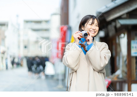女性、旅行、観光、一人旅、笑顔、カメラ、撮影、記念写真、成人女性、日本家屋、デジカメ、カメラ女子 98896541