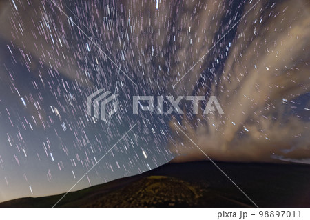 下双子山から見る富士山の夜景と星空 下双子山から見る富士山の夜景と星空 98897011