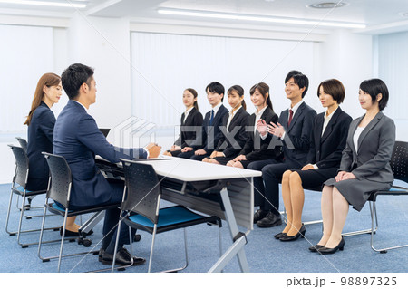 面接　就職活動　リクルート　就活　ビジネス　ビジネスマン　オフィス 98897325