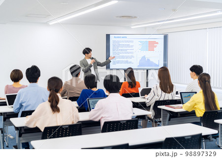 会議　セミナー　エンジニア　研修　講習　オフィスカジュアル　勉強会　ビジネス　オフィス 98897329