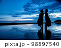 父母ヶ浜の夕焼けポーズ 98897540