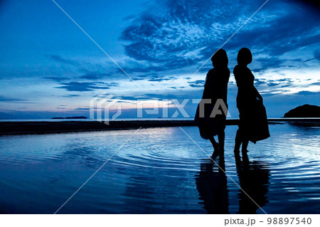 父母ヶ浜の夕焼けポーズ 98897540
