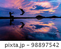 父母ヶ浜の夕焼けポーズ 98897542