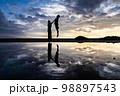 父母ヶ浜の夕焼けポーズ 98897543