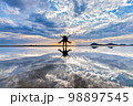 父母ヶ浜の夕焼けポーズ 98897545