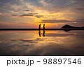 父母ヶ浜の夕焼けポーズ 98897546