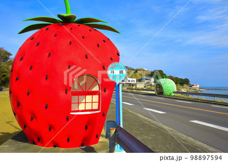 【長崎県】イチゴとメロンのフルーツバス停（井崎） 98897594