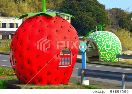【長崎県】イチゴとメロンのフルーツバス停（井崎） 98897596
