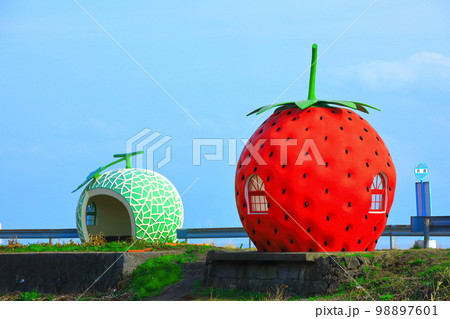【長崎県】イチゴとメロンのフルーツバス停（井崎） 98897601