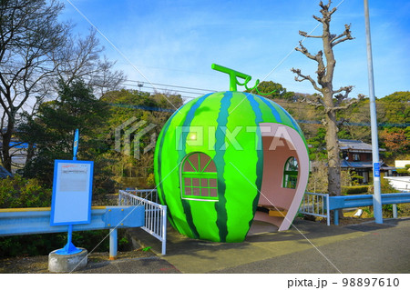 【長崎県】スイカのフルーツバス停(阿弥陀崎) 【長崎県】スイカのフルーツバス停(阿弥陀崎) 98897610