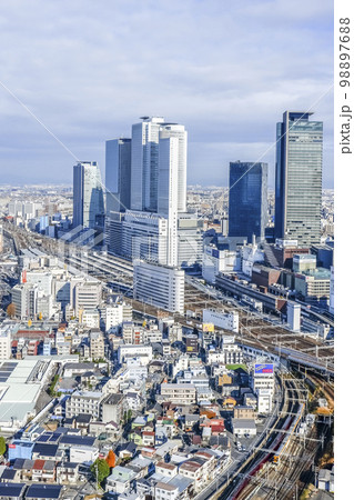 高層ビル群を見る名古屋駅風景をを見下ろす 98897688