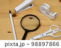 勉強・事務・調べるイメージ 98897866