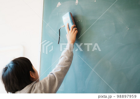 黒板を拭く男子小学生 98897959