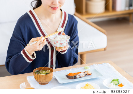 朝食を食べる若い女性 朝食を食べる若い女性 98898027