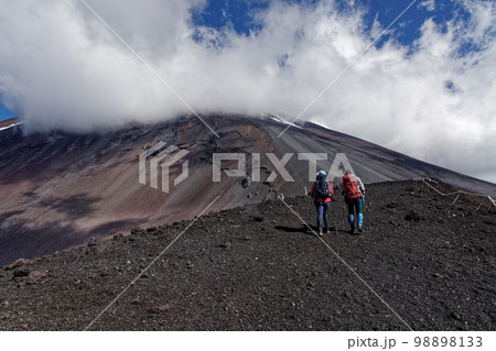 宝永山稜線を行く登山者と雲湧く富士山山腹 宝永山稜線を行く登山者と雲湧く富士山山腹 98898133