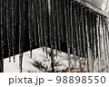 屋根からのびるつらら 98898550
