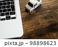物流ビジネスをイメージしたノートパソコン 98898623