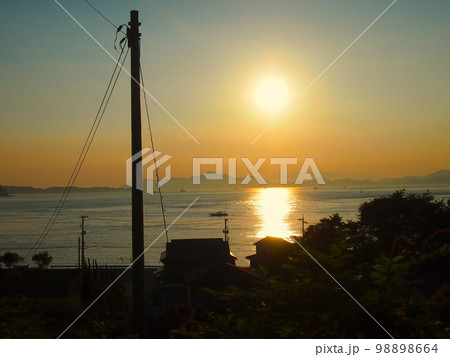 海に沈む夕日 98898664
