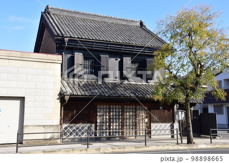 藤沢市　旧東海道藤沢宿　旧東海道沿いの旧桔梗屋店蔵 98898665