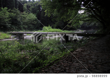 潜水橋(沈下橋) 【埼玉県比企郡嵐山渓谷槻川にて】 潜水橋(沈下橋) 【埼玉県比企郡嵐山渓谷槻川にて】 98898999