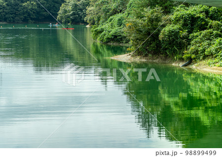 三重県四日市市　初秋の伊坂ダムでカヌーの練習をする人 98899499