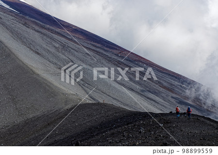 宝永山稜線を行く登山者と雲湧く富士山山腹 宝永山稜線を行く登山者と雲湧く富士山山腹 98899559
