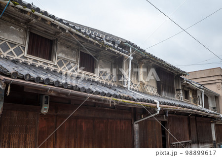 日本の岡山県の古くてとても美しい建物 日本の岡山県の古くてとても美しい建物 98899617