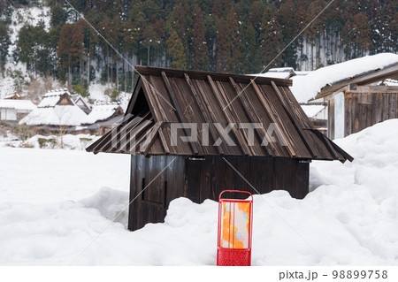 美山　かやぶきの里　雪景色 98899758
