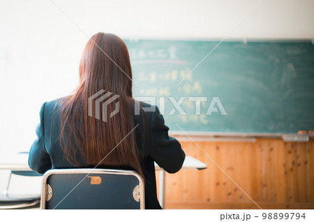 教室で勉強する女子高生 98899794