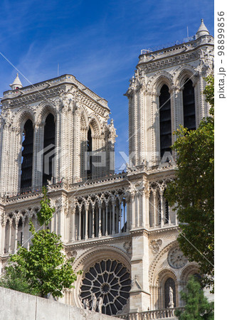 ノートルダム大聖堂正面～正面のバラ窓～(フランス-パリ) 98899856